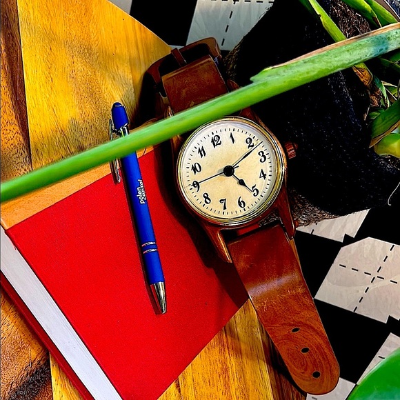 Vintage Wooden Desk Clock – Unique Wristwatch Design - Picture 11 of 12